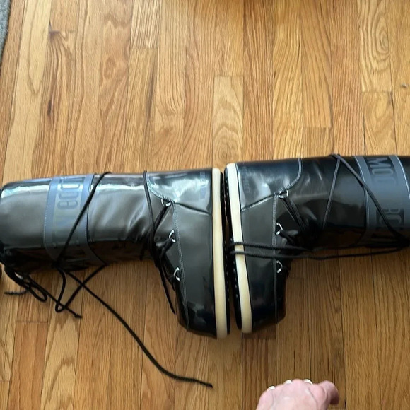 Moon Boot sz 9/10.5 like new NWOT shiny black and charcoal grey no wear on soles - Picture 4 of 7